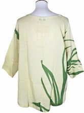 Essential Blouse - Natural Color - Lily Print - Basil Green