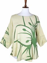 Essential Blouse - Natural Color - Lily Print - Basil Green